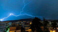 Ανάποδος κεραυνός στον Υμηττό εν μέσω της κακοκαιρίας Adel - Τι ξέρουμε για το φαινόμενο «upward lightning»