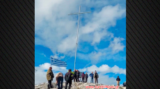 Ξάνθη: Πολίτες ύψωσαν σταυρό 10 μέτρων στο όρος Αυγό και κλήθηκαν σε απολογία από τη δασική υπηρεσία