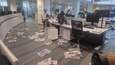 Διαδηλωτές εισέβαλαν στα γραφεία της εφημερίδας La Stampa και τα βανδάλισαν - Άφησαν... κοπριά έξω από την είσοδο (βίντεο)