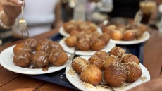 Τηγανίτες, λουκουμάδες και λαλαγγίτες για τον Άγιο Ανδρέα τον Τρυποτηγανιτή