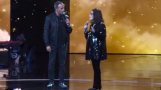 Η Νάνα Μούσχουρη τραγούδησε το «Χάρτινο το φεγγαράκι» με τον Νίκο Αλιάγα στη γαλλική τηλεόραση - Δείτε βίντεο