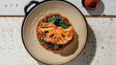 Σέσκουλα κοκκινιστά με καπνιστή πάπρικα και steak κουνουπιδιού