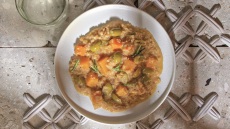 Ξινόχοντρος με γλυκιά κολοκύθα και πράσινες ελιές
