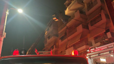 Η στιγμή που η Πυροσβεστική απεγκλωβίζει δύο ηλικιωμένους μετά από φωτιά σε σπίτι στο Περιστέρι - Δείτε βίντεο