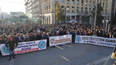Ψέλνοντας τον εθνικό ύμνο έξω από τη Βουλή ολοκλήρωσαν την κινητοποίηση οι στρατιωτικοί - Δείτε βίντεο