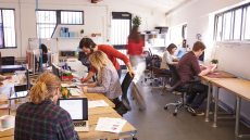 Πολυετές Πρόγραμμα 2026-2029: 148.500 νέες προσλήψεις στο Δημόσιο - Τι προβλέπει για μισθούς, συντάξεις και τιμές ως το 2029