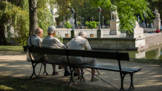 Δημογραφική «βόμβα» στην ΕΕ: Μειώνεται ο πληθυσμός, αυξάνονται οι συνταξιοδοτικές δαπάνες