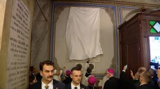 Viral αμήχανη στιγμή για τον Πάπα στην Κωνσταντινούπολη: Δυσκολεύτηκε να αποκαλύψει μαρμάρινη επιγραφή