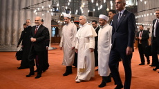 Ο Πάπας έβγαλε τα παπούτσια του, αλλά δεν προσευχήθηκε κατά την επίσκεψή του στο Μπλε Τζαμί της Κωνσταντινούπολης