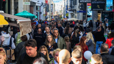 Κυριακή με ανοιχτά καταστήματα: «Βουλιάζει» η Ερμού, συνεχίζονται οι προσφορές της Black Friday - Δείτε εικόνες