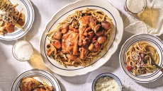 Κόκορας κρασάτος με χειροποίητα μακαρόνια
