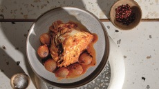 Λάχανο κοκκινιστό με κοκκάρια και εστραγκόν
