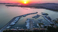 Μια λαμπερή βραδιά και ένας γιορτινός μήνας στη Μαρίνα Φλοίσβου
