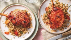 Η συνταγή της ημέρας: Πικάντικες χοιρινές μπριζόλες με ζεστή ρυζοσαλάτα. Το μενού της εβδομάδας (1/12-7/12)
