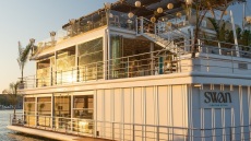 Swan by Kontiki: Το πλωτό εστιατόριο που αλλάζει τον γαστρονομικό χάρτη της Ρόδου
