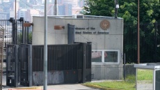 Σε επιφυλακή οι ξένες πρεσβείες στη Βενεζουέλα μετά την κλιμάκωση της έντασης με τις ΗΠΑ 