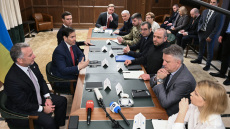 Τα μυστικά του δείπνου στη Φλόριντα για το τέλος του πολέμου στην Ουκρανία: Το συμβολικό γεύμα και τα αγκάθια για το ΝΑΤΟ και τις παραχωρήσεις εδαφών