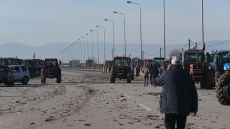 Επ' αόριστον το μπλόκο των αγροτών στα Μάλγαρα: Κλειστό το ρεύμα προς Αθήνα και δίωροι αποκλεισμοί προς Θεσσαλονίκη