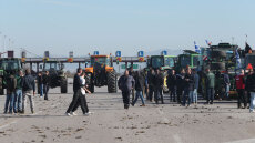 Οι αγρότες άνοιξαν την ΠΑΘΕ στο ύψος των Μαλγάρων  στο ρεύμα προς Θεσσαλονίκη - Ένταση με οδηγούς, δείτε πού υπάρχουν μπλόκα
