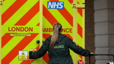 Τραγωδία στη Βρετανία: 18χρονος σκοτώθηκε όταν τον παρέσυρε αυτοκίνητο μόλις βγήκε από ασθενοφόρο
