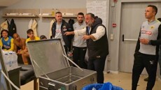 Βίντεο: Η στιγμή που ο Ηλιόπουλος ανακοινώνει το πριμ στα αποδυτήρια της ΑΕΚ και γίνεται χαμός
