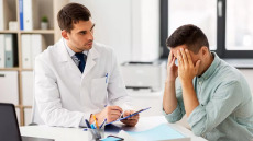 1 στους 2 δεν θα έδινε σπίτι ή δουλειά σε άτομο με HIV – Ο ιός δεν ανιχνεύεται αλλά το στίγμα επιμένει
