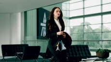 Η Έμα Στόουν στο Gala: «Η ζωή έχει χιούμορ, ακόμα και στις πιο σκοτεινές στιγμές»