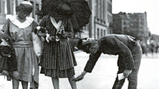 Όταν ο δικτάτορας Πάγκαλος απαγόρευσε τις κοντές φούστες - Αστυνομικοί στους δρόμους της Αθήνας έκαναν έλεγχο σε γυναίκες με... μεζούρες 