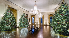 Βίντεο της Μελάνια Τραμπ από τον στολισμένο Λευκό Οίκο: «Ας μοιραστούμε με τον κόσμο γύρω μας, την αγάπη που έχουμε μέσα μας»