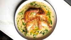 Nonnas Gastronomy: Η κουζίνα της γιαγιάς συναντά τη σύγχρονη τεχνική στη σκιά της Ακρόπολης