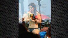 Η Ροσαλία χαλαρώνει στην πισίνα ξενοδοχείου πριν από τη συναυλία της στη Βραζιλία - Δείτε φωτογραφίες