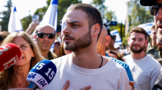 «Με έβαλαν στην κόλαση σε ένα δευτερόλεπτο, έτρωγα σαν σκύλος» - Ισραηλινός όμηρος της Χαμάς περιγράφει τη φρίκη που έζησε για δύο χρόνια