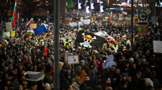 «Μαφιόζοι, παραιτηθείτε»: Δεκάδες χιλιάδες στους δρόμους της Βουλγαρίας κατά της κυβέρνησης για τις αυξήσεις φόρων
