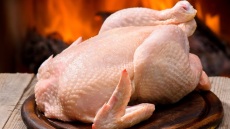 Πώς να ξεπαγώσουμε με ασφάλεια τη γαλοπούλα από την κατάψυξη