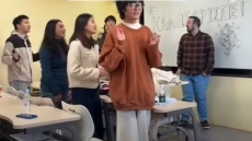 Κινέζοι φοιτητές τραγουδούν σε άπταιστα ελληνικά «Άσπρα καράβια τα όνειρά μας» - Ο Κρητικός καθηγητής που είναι πίσω από το εγχείρημα