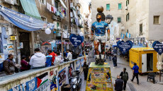 Ο υπερτουρισμός «σκοτώνει» τη Νάπολη: Η πόλη μετατρέπεται σε... θεματικό πάρκο Μαραντόνα, η Καμόρα αφήνει τα ναρκωτικά για τα Airbnb και τα ενοίκια αυξάνονται 40%