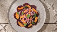 Χόρτα, ρίζες και λαχανικά σε 5 συνταγές από τον Μανώλη Παπουτσάκη