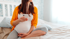 Μαμά online, μωρό offline; - Η «ψηφιακή μητρότητα» στο μικροσκόπιο των επιστημόνων και του Παγκόσμιου Οργανισμού Υγείας