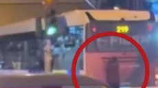 Νεαρός αφήνει το πατίνι και σκαρφαλώνει στο πίσω μέρος λεωφορείου που ξεκινά να κινείται στην Καλλιθέα, δείτε βίντεο