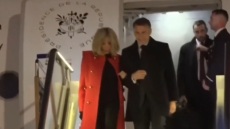 Στο Πεκίνο έφτασε ο Μακρόν μαζί με τη Μπριζίτ - Αύριο η συνάντηση με τον Σι Τζινπίνγκ