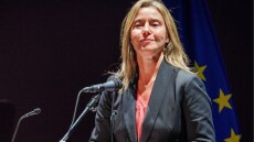 Κατηγορίες περί ευνοιοκρατίας απαγγέλθηκαν επισήμως κατά της Φεντερίκα Μογκερίνι, αφέθηκε ελεύθερη υπό όρους