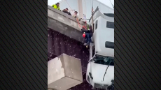 Η στιγμή της ηρωικής διάσωσης ενός οδηγού φορτηγού που κρεμόταν από γέφυρα ύψους 30 μέτρων στη Βιρτζίνια - Δείτε βίντεο