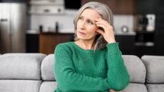 Πατήσατε τα 50 και αισθάνεστε παντελώς «άδειοι» – Πώς να ξαναβρείτε νόημα στη ζωή σας