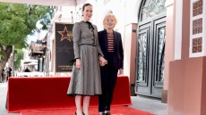 Η Σάρα Πόλσον απέκτησε αστέρι στη Λεωφόρο της Δόξας - Στο πλευρό της η 82χρονη σύντροφός της