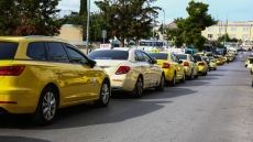 Έκτακτη μοτοπορεία των ταξί προς τη Βουλή μετά τα επεισόδια έξω από το υπουργείο Μεταφορών, δείτε βίντεο
