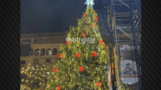 «Πλημμύρισε» η Αριστοτέλους για το άναμμα του χριστουγεννιάτικου δέντρου στη Θεσσαλονίκη, δείτε βίντεο και φωτογραφίες	