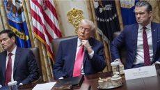 Τα βίντεο του CNN και του AP από το υπουργικό συμβούλιο Τραμπ: Τα βλέφαρα του προέδρου ήταν βαριά, έκλεισαν αρκετές φορές