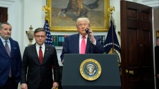 Πάγωμα όλων των μεταναστευτικών αιτήσεων από 19 χώρες ανακοίνωσε ο Τραμπ 