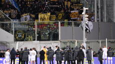 Η ΑΕΚ τιμωρήθηκε με πρόστιμο από την UEFA και μία αγωνιστική (με αναστολή) χωρίς κόσμο σε εκτός έδρας ματς