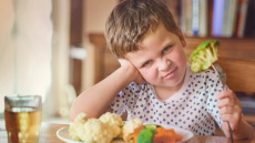 Είναι το παιδί «δύσκολο» με το φαγητό; Τι φταίει πραγματικά – Tips για τους γονείς